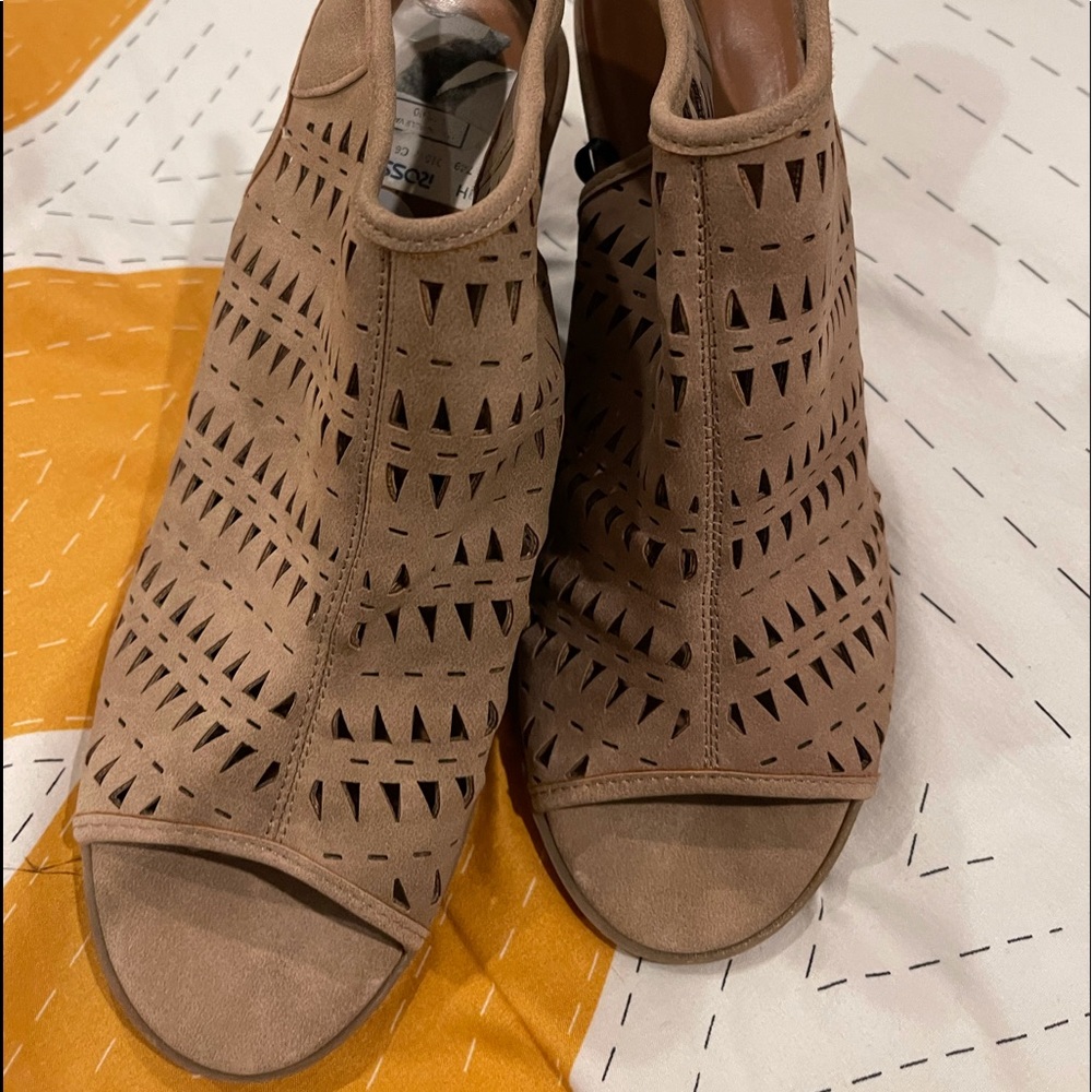 Size 9.5 Women’s sandal.  Gently used.